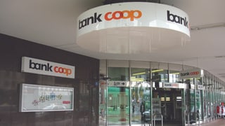 Logo Bank Coop über dem Eingang beim Haupsitz in Basel 