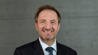 Porträtbild von Mauro Reina, Protokollchef im EDA. Er schaut in die Kamera. Porträtbild von Mauro Reina, Protokollchef im EDA. Er schaut in die Kamera.