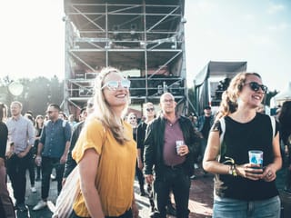 Festivalbesucherin in der Sonne die strahlt