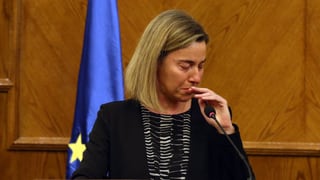 Die EU-Aussenbeauftragte weint, wischt sich mit der Hand die Nase. Sie steht an einem Rednerpult, hinter ihr die EU-Flagge