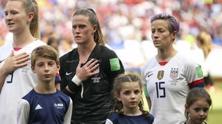 US-Fussballerinnen während der Hymne vor einem Spiel.