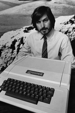 Steve Jobs mit einem Applecomputer.