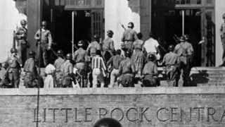 Soldaten und Schüler auf der Treppe vor dem Eingang der Little Rock Central Highschool.