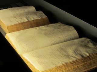 grosse Folianten unter Glas mit handschriftlichen Gerichtsprotokollen grosse Folianten unter Glas mit handschriftlichen Gerichtsprotokollen