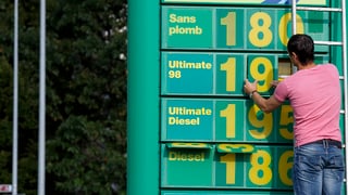 Preisschilder einer Tankstelle werden ausgewechselt