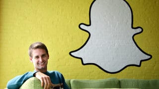 Evan Spiegel vor Snapchat-Logo.