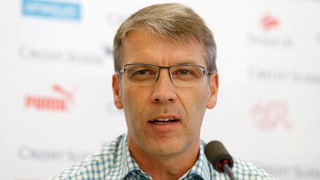 Peter Knäbel spricht in ein Mikrofon.