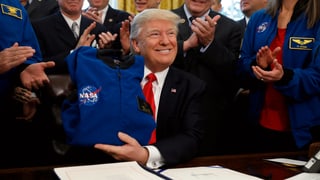 Trump erhält Besuch von Nasa-Mitarbeitern. Trump erhält Besuch von Nasa-Mitarbeitern.