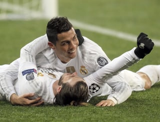 Ronaldo und Bale liegen jubelnd auf dem Boden.