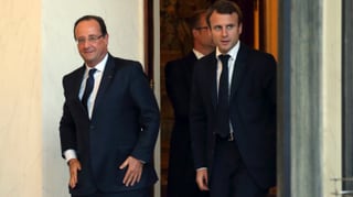 Hollande und Macron aus einem Saal gehend.