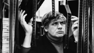 Ken Russell betrachtet auf einem Schwarzweiss-Bild Foto-Negative. Ken Russell betrachtet auf einem Schwarzweiss-Bild Foto-Negative.