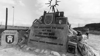 Mit einem Mahnmal erinnerte die Protestbewegung an ihren Erfolg den AKW-Bau in Kaiseraugst verhindert zu haben. Mit einem Mahnmal erinnerte die Protestbewegung an ihren Erfolg den AKW-Bau in Kaiseraugst verhindert zu haben.
