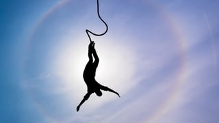 Auf dem Bild ist die Silhouette eines Bungee-Springers zu sehen. Auf dem Bild ist die Silhouette eines Bungee-Springers zu sehen.