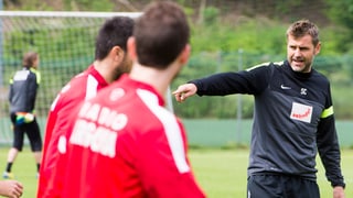 Sven Christ dirigiert die Spieler beim Training mit seinem Team.