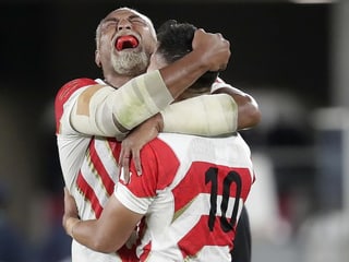 Japan freut sich über den erstmaligen WM-Viertelfinal-Einzug, betrauert gleichzeitig aber auch zahlreiche Taifun-Opfer. Japan freut sich über den erstmaligen WM-Viertelfinal-Einzug, betrauert gleichzeitig aber auch zahlreiche Taifun-Opfer.