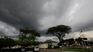 Dunkle Wolken über einer Wohngegend Dunkle Wolken über einer Wohngegend