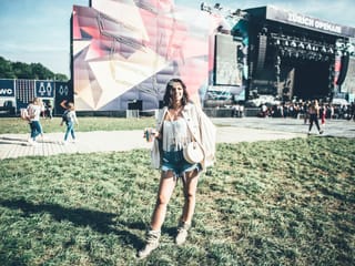 Festivalbesucherin auf Gelände