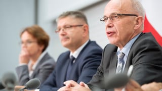 Eva Herzog und Ueli Maurer an einer Medienkonferenz