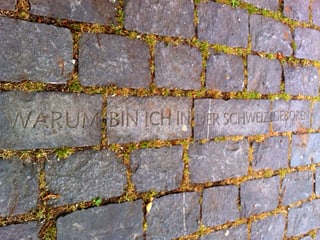 Plastersteine mit Inschrift Plastersteine mit Inschrift