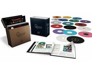Auslegeordnung mit dem Inhalt der Queen-Box: 15 farbige Vinyl-Alben und Hardcover-Buch mit Illustrationen.