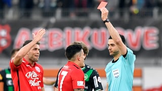 Schiedsrichter zeigt die rote Karte.