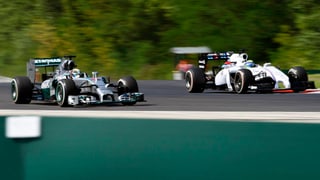Lewis Hamilton überholt Felipe Massa. 