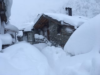 Eingeschneites Haus.