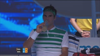 Federer nimmt einen Schluck aus der Trinkflasche.