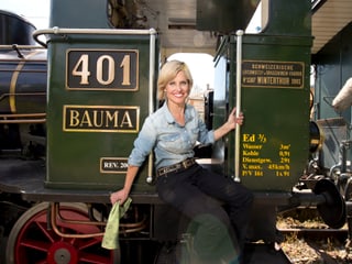 Sabine Dahinden bei der Dampflokomotive Bauma 401