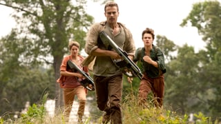 Tris, Four und Caleb fliehen mit Waffen. 