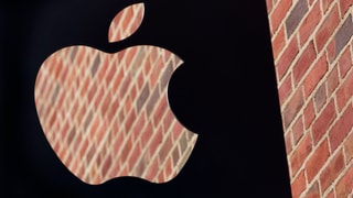 Apple Logo vor Backsteinmauer