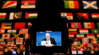 Eine Kamera zeigt Sepp Blatter und im Hintergrund hat es viele Länderfahnen