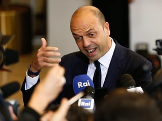 Angelino Alfano gestikuliert beim Sprechen.