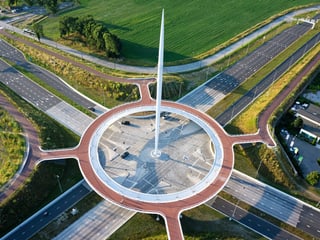 Strassenkreuzung mit erhöhtem Kreisel für Velos. Strassenkreuzung mit erhöhtem Kreisel für Velos.