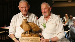 Zwei Männer und ein Pokal in Form eines Adlers. Zwei Männer und ein Pokal in Form eines Adlers.