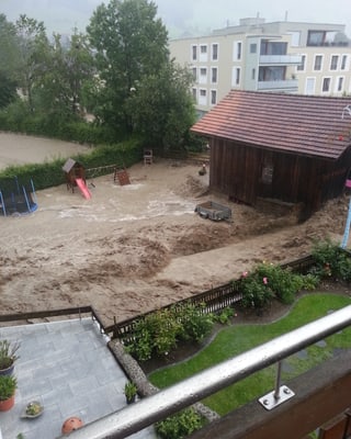 Ein brauner Strom wälzt sich durch die Gemeinde Schüpfheim. Ein brauner Strom wälzt sich durch die Gemeinde Schüpfheim.