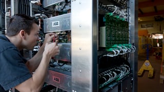 Ingenieur an einem Frequenzumwandler Ingenieur an einem Frequenzumwandler
