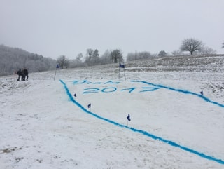 Eine Skipiste, die mit blauer Farbe markiert ist