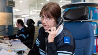 Eine Frau in Securitas-Uniform telefoniert. Eine Frau in Securitas-Uniform telefoniert.