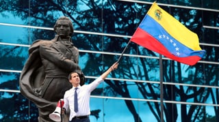 Juan Guaidó schwenkt eine venezolanische Fahne Juan Guaidó schwenkt eine venezolanische Fahne
