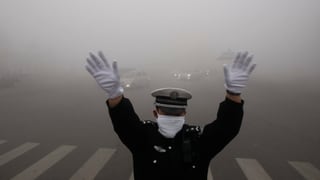 Verkehrspolizist mit Mundschutz in Schanghai