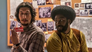 Flip (Adam Driver) bewundert den KKK-Mitgliederausweis seines Kollegen Ron (John David Washington). Flip (Adam Driver) bewundert den KKK-Mitgliederausweis seines Kollegen Ron (John David Washington).