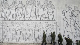 Russische Soldaten patrouillieren beim Denkmal von Stalingrad. Russische Soldaten patrouillieren beim Denkmal von Stalingrad.