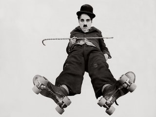 Charlie Chaplin in Rollschuhen