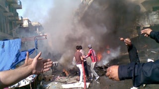 Brennenden Autos nach einem Bombenanschlag in Bagdad.