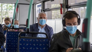 Passagiere im Bus mit Masken Passagiere im Bus mit Masken
