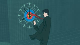Mann steht vor Uhr in Form einer Zielscheibe. Mann steht vor Uhr in Form einer Zielscheibe.