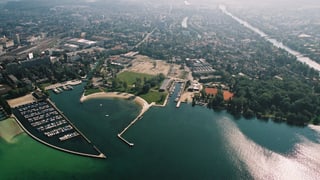 Luftbild mit See und Ufer