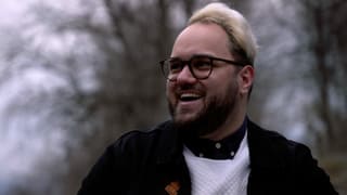 ein junger Mann lächelt ein junger Mann lächelt