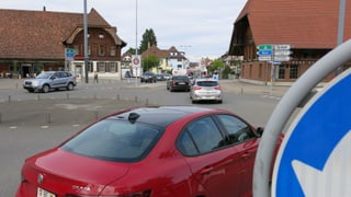 Verkehr am Kreisel im Zentrum von Köniz